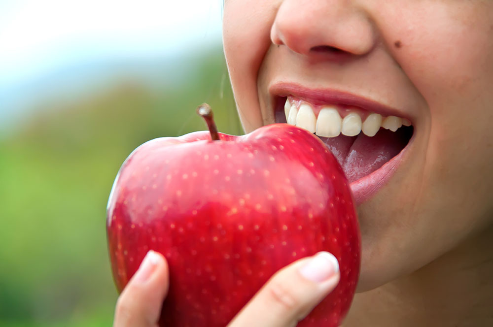 girl biting apple